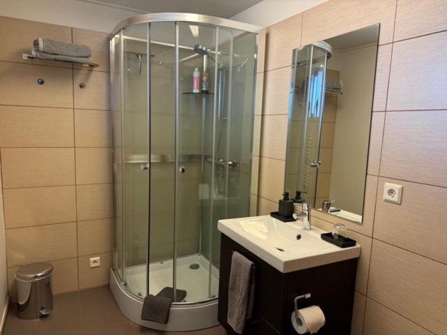 A. Bernhard Guest House Keflavik Bagian luar foto